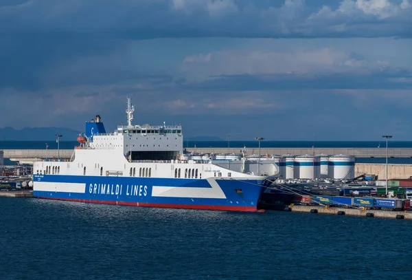 Grimaldi Lines Ferry para Cerdeña en el puerto de Valencia — Foto de Stock