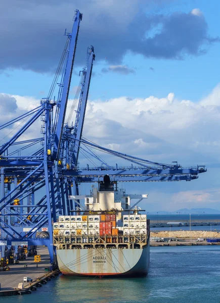 Contenedores cargados en barco en Valencia — Foto de Stock