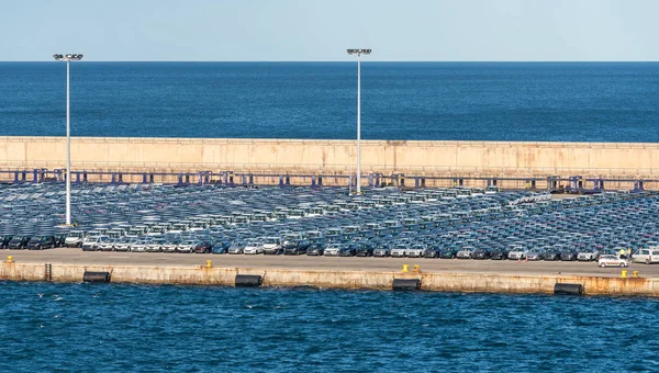 Arabalar çok hazır Valencia Limanı içinde verme — Stok fotoğraf