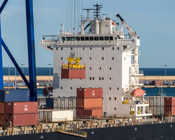 Contenedores cargados en barco en Valencia — Foto de Stock