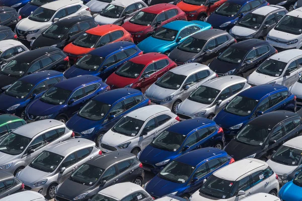 Carros em lote prontos para exportação no porto de Valência — Fotografia de Stock