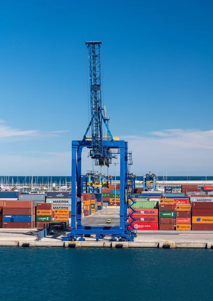 Grue avec conteneurs dans le port de Valence — Photo