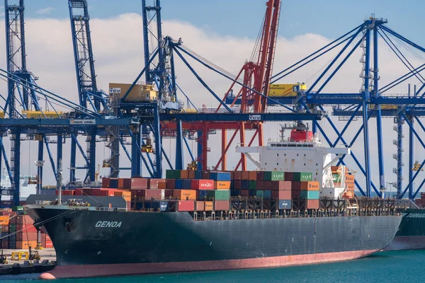 Contenedores cargados en barco en Valencia — Foto de Stock