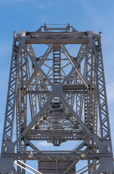 Older crane on dockside in Valencia harbor — Stock Photo, Image