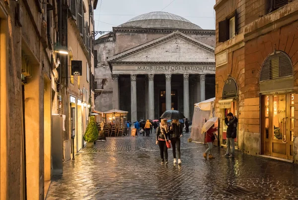Mokré úzká ulice do Pantheonu v Římě, Itálie — Stock fotografie