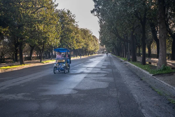 Пара на четырехколесном велосипеде на вилле Боргезе — стоковое фото