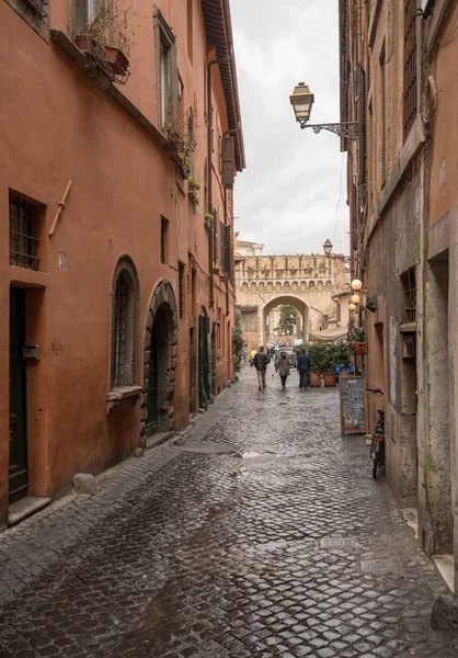 Nedves szűk utcában, a Trastevere negyedben, Róma, Olaszország — Stock Fotó