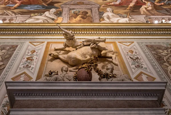 Sculpture cheval et cavalier dans la Galleria Borghese — Photo