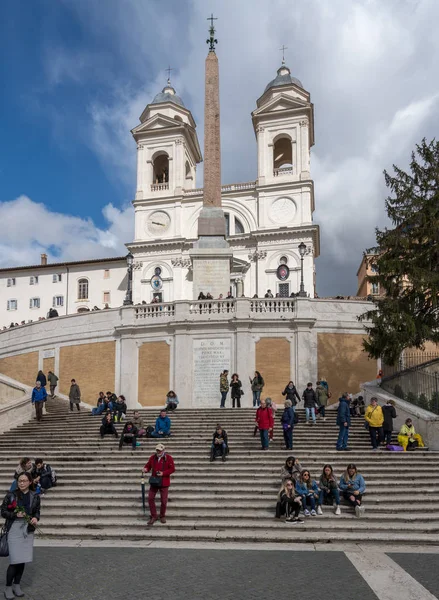 Toeristen op de Piazza di Spagna — Stockfoto