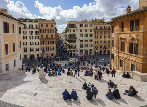 Toeristen pak het plein door de Spaanse trappen — Stockfoto