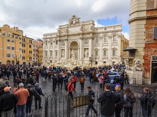 Turistas embalar a praça pela Fonte de Trevi — Fotografia de Stock