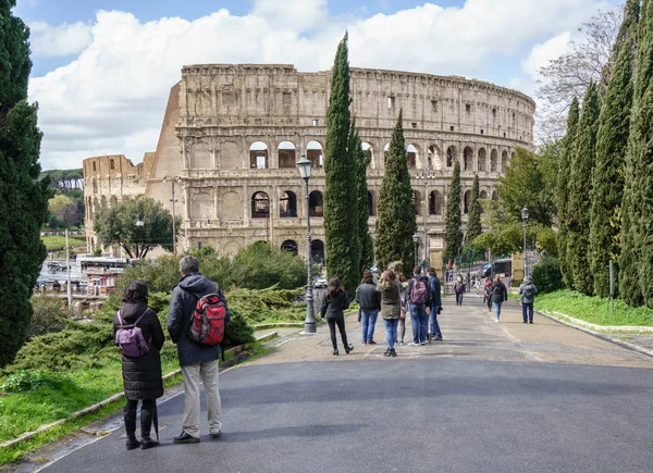 Turister titta på Colosseum i Rom — Stockfoto
