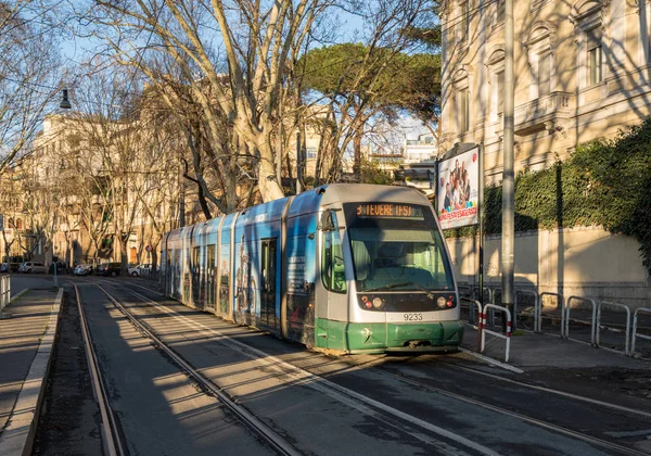 Moderne tram in Rome in de buurt van de dierentuin of Bioparco — Stockfoto