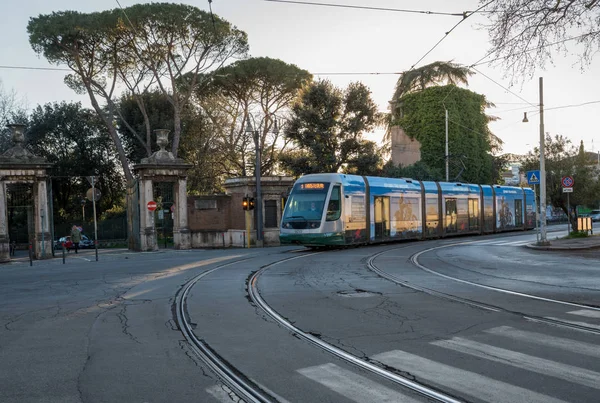 Moderne tram in Rome in de buurt van de dierentuin of Bioparco — Stockfoto