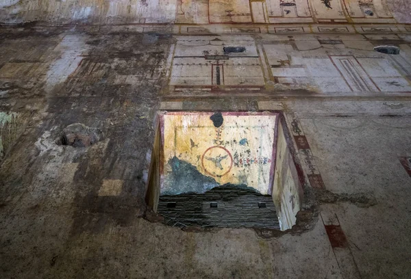 Reste von Wandmalereien innerhalb von domus aurea in rom — Stockfoto