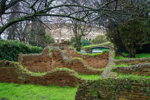 Restos de muralhas em Domus Aurea em Roma — Fotografia de Stock