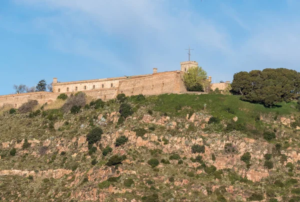 Montjuic фортеця з видом на гавань Барселони з порту — стокове фото