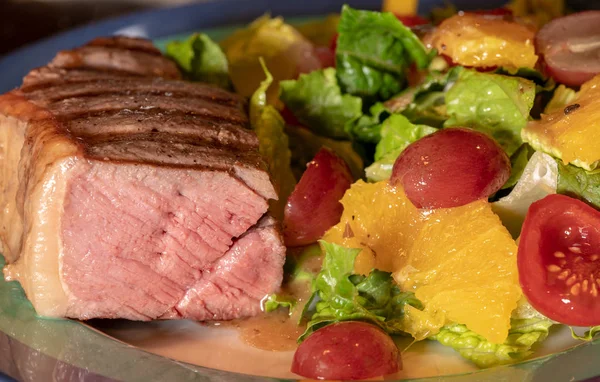 Dikke New York Strip steak gekookt medium zeldzame — Stockfoto