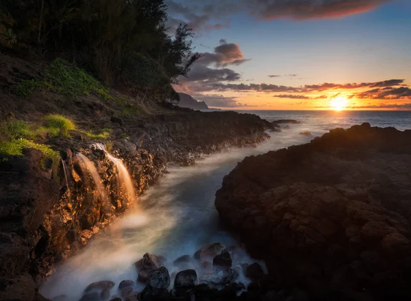 Cascade près de Queens Bath à Princeville Kauai — Photo