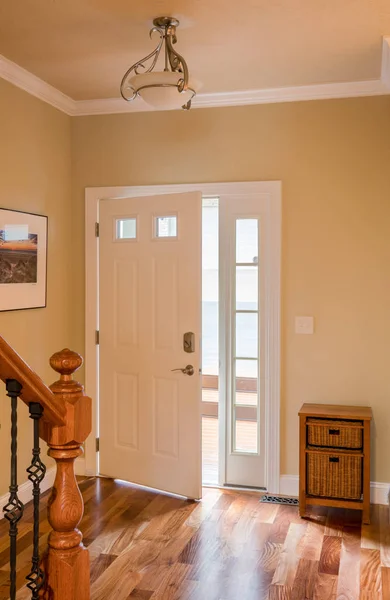 Входная дверь и холл с деревянным полом — стоковое фото