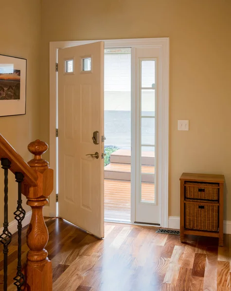 Přední dveře a sál s dřevěnou podlahou — Stock fotografie