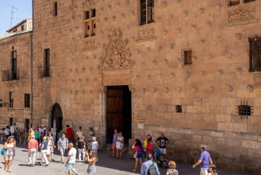 Salamanca İspanya 'daki Casa de la Conchas' a giren turistler