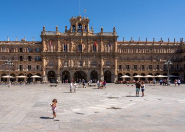 Salamanca İspanya 'nın ana meydanında turistler
