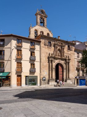 Turistler Salamanca İspanya 'da Inglesia de San Martin de Tours' u geçiyor