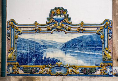 Pinhao istasyonundaki seramik fayanslar 1937 yılında Portekiz 'in Aveiro şehrinde yapıldı.