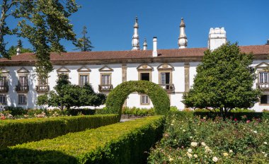 Kuzey Portekiz 'deki Mateus Sarayı' nın arka girişi ve bahçeleri.