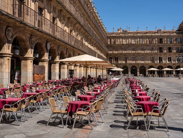 Mesas e cadeiras de restaurante local na Plaza Mayor em Salamanca — Fotografia de Stock