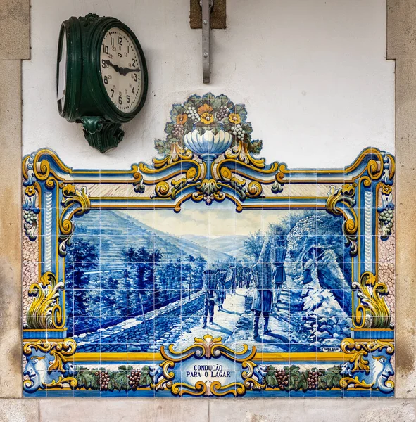 Le piastrelle di ceramica alla stazione di Pinhao sono state realizzate ad Aveiro, in Portogallo, nel 1937 — Foto Stock