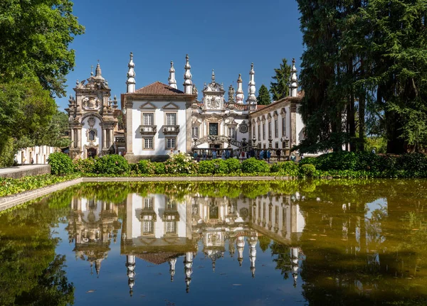 A entrada principal e lago do Palácio de Mateus no norte de Portugal — Fotografia de Stock