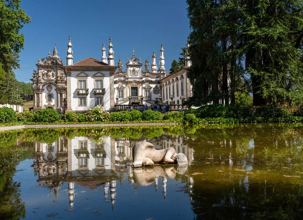 A entrada principal e lago do Palácio de Mateus no norte de Portugal — Fotografia de Stock