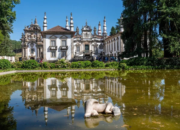 The main entrance and lake of Mateus Palace in northern Portugal — Stock Photo, Image