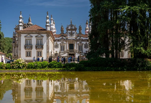 Головний вхід і озеро палацу Матеуса на півночі Португалії. — стокове фото