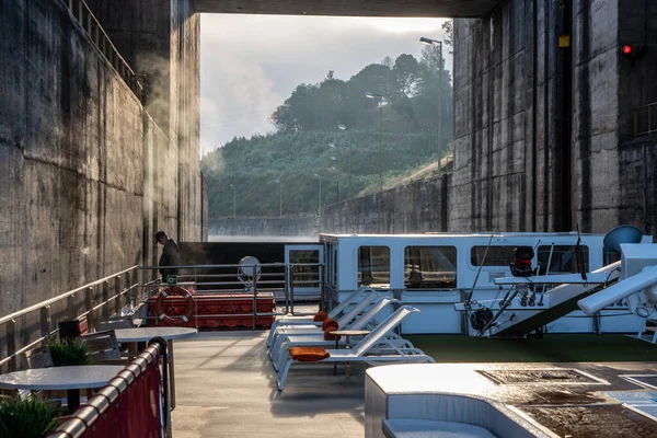 Porto yakınlarındaki Douro nehrindeki Crestuma-Lever kilidine giriyoruz. — Stok fotoğraf