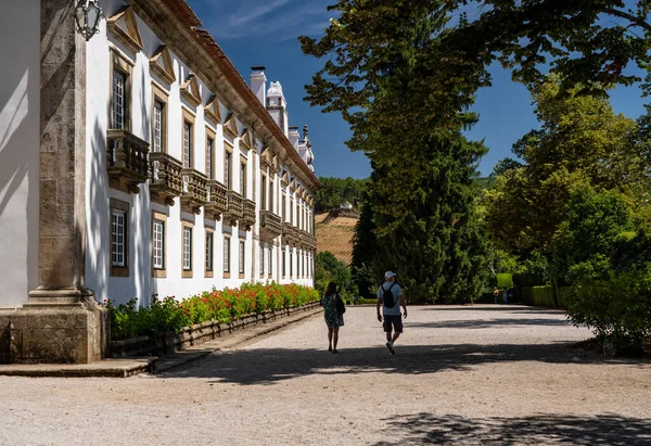 Turisti nel giardino del Palazzo Mateus nel nord del Portogallo — Foto Stock