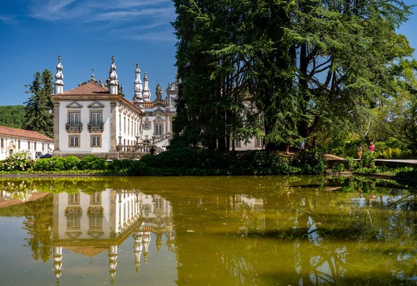 L'ingresso principale e il lago di Palazzo Mateus nel nord del Portogallo — Foto Stock