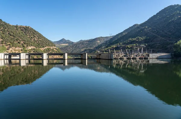 Deixando a fechadura da barragem da Barragem da Valeira no rio Douro — Fotografia de Stock