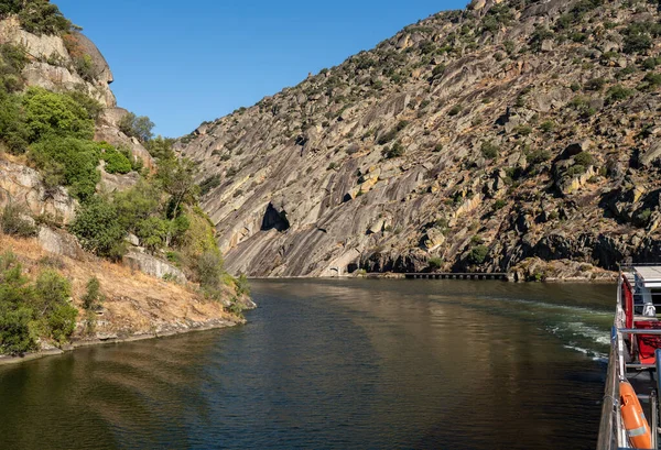 I ripidi versanti rocciosi del canyon sulle rive del fiume Douro entrano in una stretta gola — Foto Stock