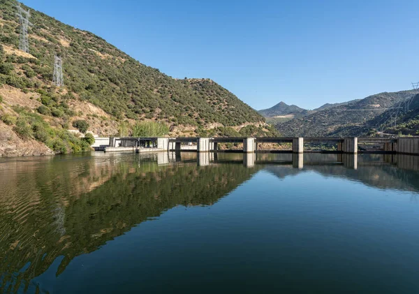 Leaving the lock of the Barragem da Valeira dam on the Douro river — Stock Photo, Image