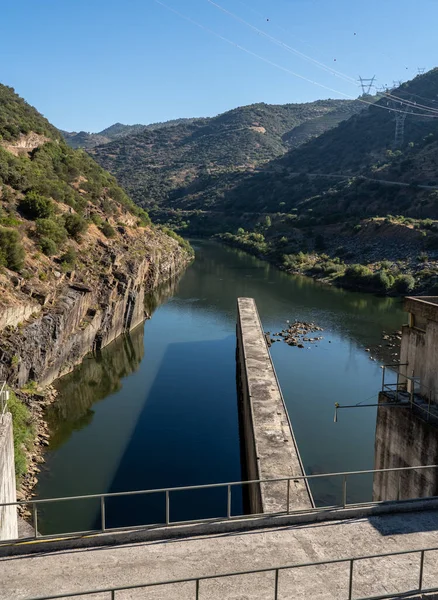 Boat rising inside the lock of the Barragem da Valeira dam on the Douro river — Stock Photo, Image