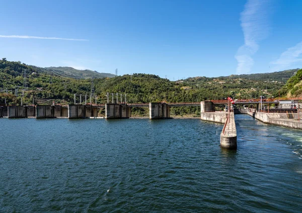 Leaving the Barragem do Carrapatelo dam and lock on the Douro river near Porto — Stock Photo, Image