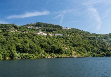 Portekiz 'deki Douro nehrinin kıyısındaki Alpendurada manastırı.