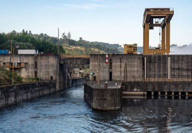 Porto yakınlarındaki Douro nehrindeki Crestuma-Lever kilidine giriyoruz.