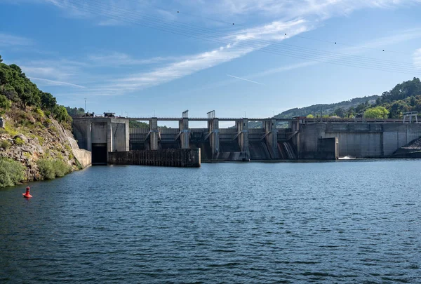 Acercándose a la presa de Barragem do Carrapatelo y fijándose en el río Duero cerca de Oporto — Foto de Stock