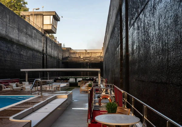 Binnenvaren van de Crestuma-Lever sluis aan de rivier de Douro bij Porto — Stockfoto