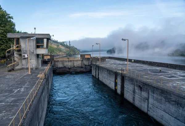 Entrando en la cerradura Crestuma-Lever en el río Duero cerca de Oporto —  Fotos de Stock