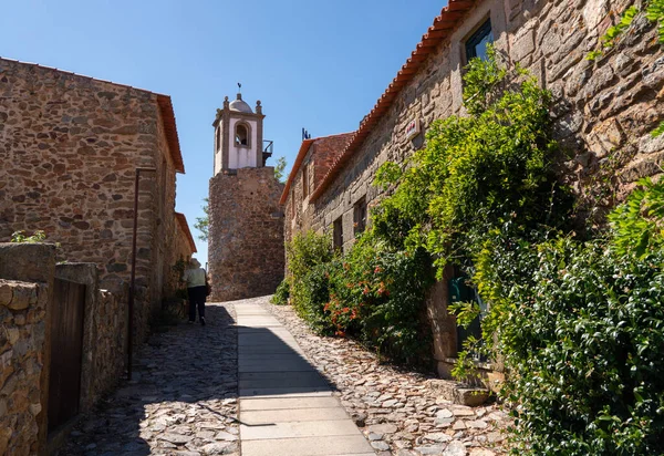 Enge gepflasterte straße vorbei an antiken häusern in castelo rodrigo in portugal — Stockfoto